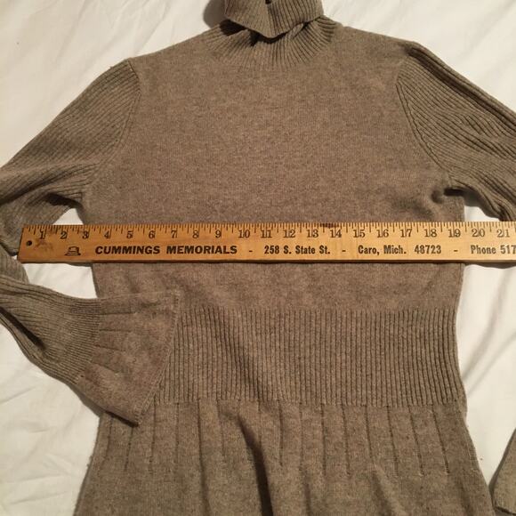 Magaschoni !00% cashmere neutral Taupe ribbed peplum bottom- ruffled long slv M - Picture 5 of 9